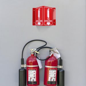 لافتة لسلامة جهاز إطفاء الحريق مخصصة بسعر المصنع على شكل حرف V من الأكريليك - Product Image 4