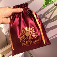 Pochette à cordon en satin avec impression de logo personnalisé rouge en gros emballage de perruque de paquet de cheveux sac à poussière en soie avec haut à volants