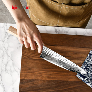 Couteaux de cuisine professionnels en acier Damas à 45 couches, martelés à la main, avec cœur en acier AUS10, couteau de chef en Damas avec manche en bois de chêne - Product Image 5