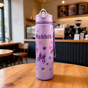 Bottiglia d'<span class=keywords><strong>acqua</strong></span> in plastica colorata da 750 ml con <span class=keywords><strong>design</strong></span> spaziale e cannuccia per bambini, ideale per il ritorno a scuola, prodotta in Cina - Product Image 5