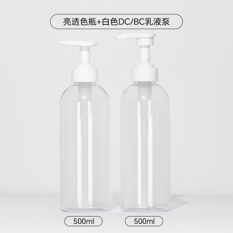 Botella transparente con bomba de loción blanca.