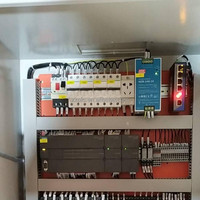 Panneau de commande PLC personnalisé OEM avec système SCADA RTU intégré, armoire de contrôle industrielle IP54 24V 200A pour une fabrication améliorée