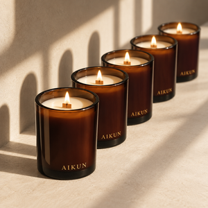 Bougie parfumée Aikun en verre ambré profond avec mèche en bois, en pot réutilisable, pour cadeau, vente au détail, logo doré, présentation sur étagère, commande en gros - Product Image 1
