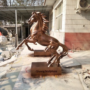 Escultura de Caballo Hecha a Mano con Fibra de Vidrio, Pegaso Dorado Realista, Caballo Galopante Blanco Grande, Decoración Animal para Exteriores - Product Image 2