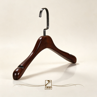 Cintre de luxe en bois massif brun foncé avec rainures pour les épaules, antidérapant et idéal pour la présentation des vêtements