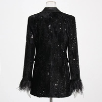 Blazer de luxe brillant à sequins, coupe ajustée, en satin de soie, avec revers crantés et bordure en plumes d'autruche aux manches