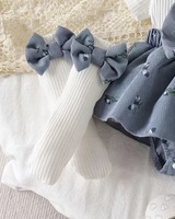 Ensemble d'été 3 pièces mignon à manches courtes pour bébés, avec manches volantées, imprimés floraux aléatoires, nœud à la taille et chaussettes