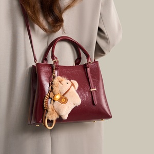 Borsa Rossa, Elegante e Capiente Borsa a Tracolla, Semplice e Versatile per Donne, di Alta Qualità e Tendenza Casual - Product Image 3