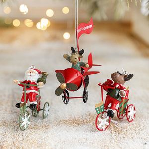 Colgante Creativo de Resina y Hierro: Adornos Pintados de Papá Noel, Alce, Triciclo, Avión y Árbol de Navidad - Product Image 1