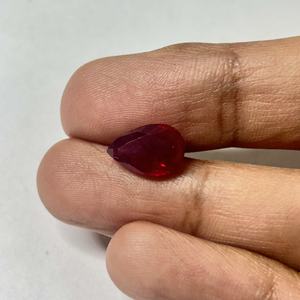 Pépites de rubis rouges et saphirs simulés de laboratoire, taillés en poire, avec inclusions de cristal, pour la fabrication de bijoux - Product Image 5