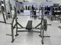 Banc plat olympique ROSEN Fitness pour la musculation des pectoraux en salle de sport commerciale