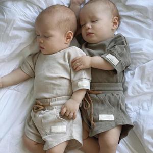 Ensemble de vêtements personnalisés pour bébé garçon et bébé fille, ensemble décontracté uni à manches courtes en tissu gaufré, vêtements d'été unisexes pour bébé avec étiquette - Product Image 4