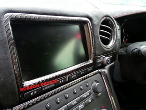 Couverture latérale de navigation et de moniteur en fibre de carbone sèche pour Nissan GT-R R35 2008-2016 |   Disponible en version LHD/RHD - Product Image 6
