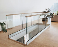 Balustrade en verre sans cadre moderne sur mesure en aluminium en forme de U, verre trempé, montage au sol, éclairage extérieur