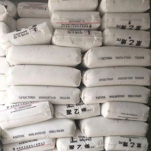 เม็ดพลาสติก LLDPE R50035 ความหนาแน่นต่ำแบบเชิงเส้นชนิดไหลง่าย เกรดสำหรับทำฟิล์ม อุปกรณ์กีฬา ราคาประหยัด เม็ดพลาสติกสำหรับการขึ้นรูปแบบหมุน - Product Image 2