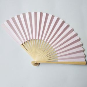 Éventail pliant en tissu gravé et imprimé en bambou pour mariage - Product Image 3