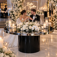 Table de mariage moderne de luxe en acier inoxydable doré brillant avec inscription LOVE, idéale pour événements et réceptions