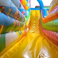 Château gonflable de style tente de cirque avec toboggans, grand centre de jeux gonflable pour enfants avec décorations de maître de cérémonie et de clown