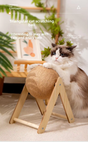 Grosir mainan panjat hewan peliharaan desain modis kayu tahan lama bola garuk kucing tahan aus dengan tali Sisal