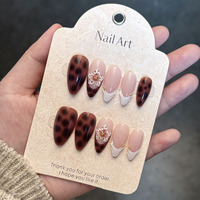 Faux ongles à presser en amande avec motif écaille de tortue ambrée, bout français blanc et accents floraux 3D, couleur nude pour femmes