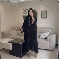 Robe élégante en laine et mousseline brodée de perles à manches longues avec hijab assorti et travail de strass floraux – Ensemble musulman