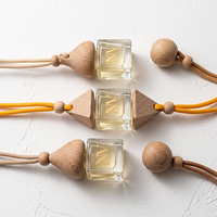 Diffuseur de parfum pour voiture en verre carré avec couvercle en bois et cordon de suspension, décoration de véhicule