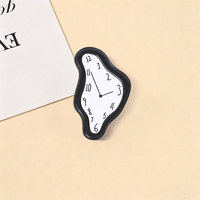 Broche en émail artistique 'Horloge fondante' style surréaliste, inspirée de l'art, avec chiffres romains, bijou cadeau pour les amateurs d'art
