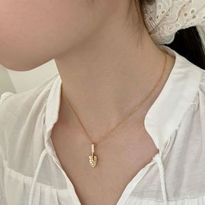 Collier pendentif flèche en zircone 5A en argent S925 de Dylam Fashion Jewelry Manufacturer pour femmes, bijou unique - Product Image 5