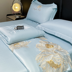 Parure de lit 4 pièces en soie glacée bleue brodée de roses dorées, collection été 2025 - Product Image 1