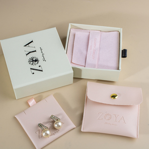 Petite boîte à bijoux personnalisée en microfibre avec sac pour organiser et présenter des colliers et des boucles d'oreilles - Product Image 2