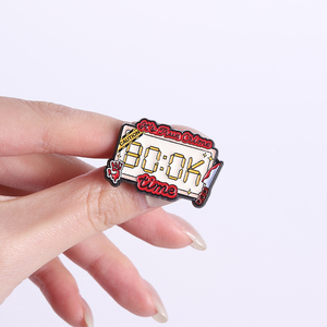 Broches en émail pour podcast True <span class=keywords><strong>Crime</strong></span>, design de poster et de minuterie sur le thème des disparitions, badge de revers, bijoux, vente en gros - Product Image 4