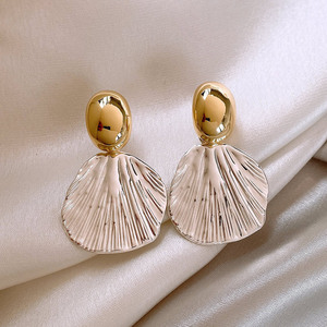Pendientes de tuerca de lujo ligero para mujer, estilo retro europeo-americano, minimalista y atrevido, con textura y chapado en oro, A2621 - Product Image 4