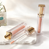 Tube de brillant à lèvres en gros avec couvercle doré, fini mat et effet miroir, pour gloss et huile à lèvres, cosmétiques colorés, marque privée, usine de cosmétiques sur mesure, OEM ODM