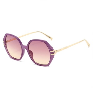 Occhiali <span class=keywords><strong>da</strong></span> Sole Designer Ultimo Modello 2026 di Tendenza per Esterni e Street Style, Protezione UV400, Montatura Completa, Lenti Sfumate Poligonali - Product Image 4
