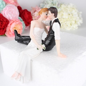 Figurines de gâteau de mariage en résine pour mariée et marié Ornement de Noël écologique pour la décoration de gâteau Motif de sculpture en stock - Product Image 6