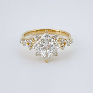 Splendido Anello con Diamante Taglio Principessa Coltivato in Laboratorio, Placcato in Oro Giallo 18K, Anello Solitario per Fidanzamento e Matrimonio per Donne - Product Image 1