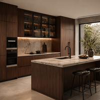 Cuisine moderne de luxe en noyer avec îlot en marbre, vitrine en verre, éclairage LED, meubles sur mesure pour villa