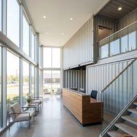 Conteneur maritime de luxe modifié sur mesure, espace commercial modulaire à double étage entièrement mobilier, pour livraison et utilisation en centre commercial moderne