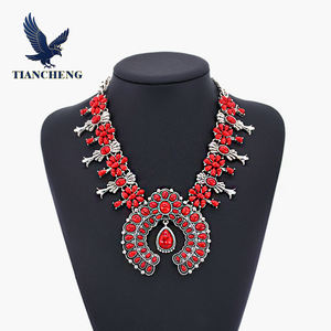 फैशनेबल बोहेमियन लाल आकार कछुआ फूल पेलेंट मिश्र धातु हार - Product Image 1