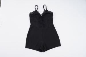 Combinaison sans bretelles respirante au-dessus du genou Coquette Core - Combinaison inspirée du style Y2K avec bordure en dentelle en couleur unie - Product Image 2