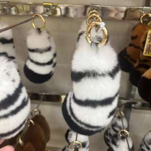 พวงกุญแจหางกระต่ายเร็กซ์แท้สำหรับฤดูหนาว ขนฟูนุ่ม ใช้ตกแต่งเป็นเครื่องประดับแฟชั่น พวงกุญแจหางเสือแบบนุ่ม - Product Image 3