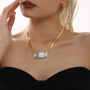 Collier en acier inoxydable plaqué or 18 carats pour femme, motif marguerite en titane avec zircon, bijoux étanches directement de l'usine - Product Image 1