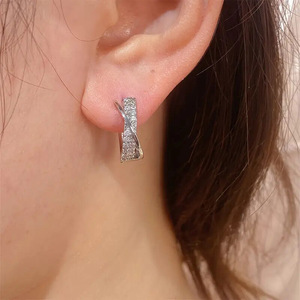 Orecchini a Cerchio con Design Incrociato e Pavé Dorato per Donne, Gioielli Eleganti e alla Moda - Product Image 2