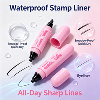 Eyeliner double embout avec tampon aile et pointe de précision, pour dessiner la ligne de base et connecter l'aile extérieure, pour un look défini et lisse