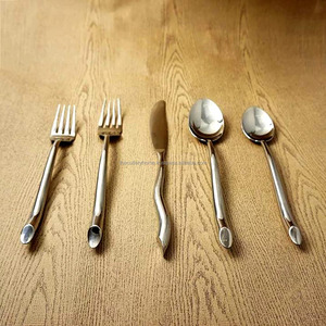 Ensemble de couverts en acier inoxydable argenté poli, rond et incurvé, fait à la main, style occidental et design différent - Product Image 6