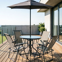 Ensemble de meubles de patio minimalistes modernes, table en verre avec quatre chaises pliantes et parasol central pour terrasse
