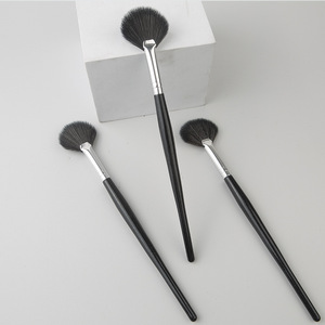 Brocha de maquillaje con mango de madera para principiantes, cerdas suaves, brocha en forma de abanico, fina y ligera, para polvos residuales. - Product Image 1