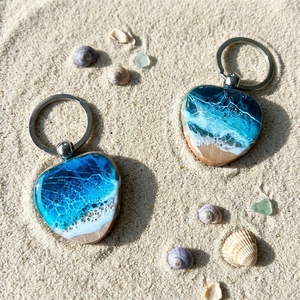 Portachiavi in Resina e Legno con Motivo Onde Marine - Portachiavi Personalizzato a Tema Spiaggia per Souvenir di Viaggio, Regali e Uso Quotidiano - Product Image 1