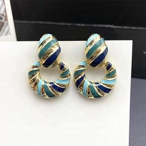 ต่างหูแบบติดหูทรงเรขาคณิตทันสมัย ชุบทองแดงเคลือบทอง ดีไซน์หรูหรา ประดับด้วยหินวงกลมตัดกัน เหมาะสำหรับเป็นของขวัญสำหรับผู้หญิง - Product Image 4