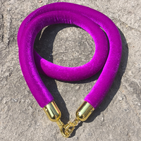 Corde de barrière en velours violet avec crochet métallique pour le contrôle des foules lors d'événements